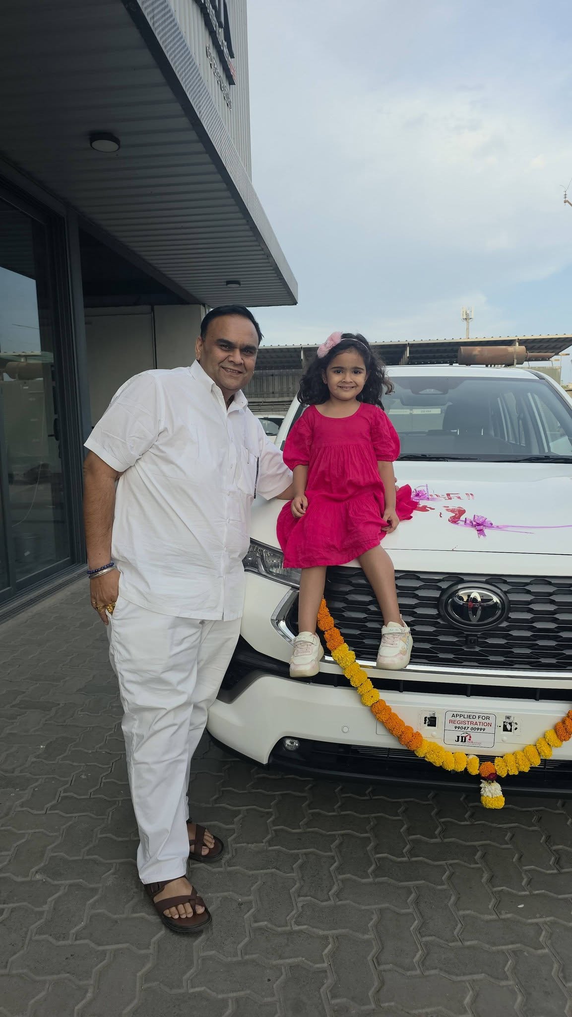 તા.૦૪-૦૪-૨૦૨૬ ના રોજ અમારા પરિવારના નવા સભ્ય તરીકે નવી ટોયોટા ઇનોવા હાઈક્રોસ ગાડી લેવામાં આવી.